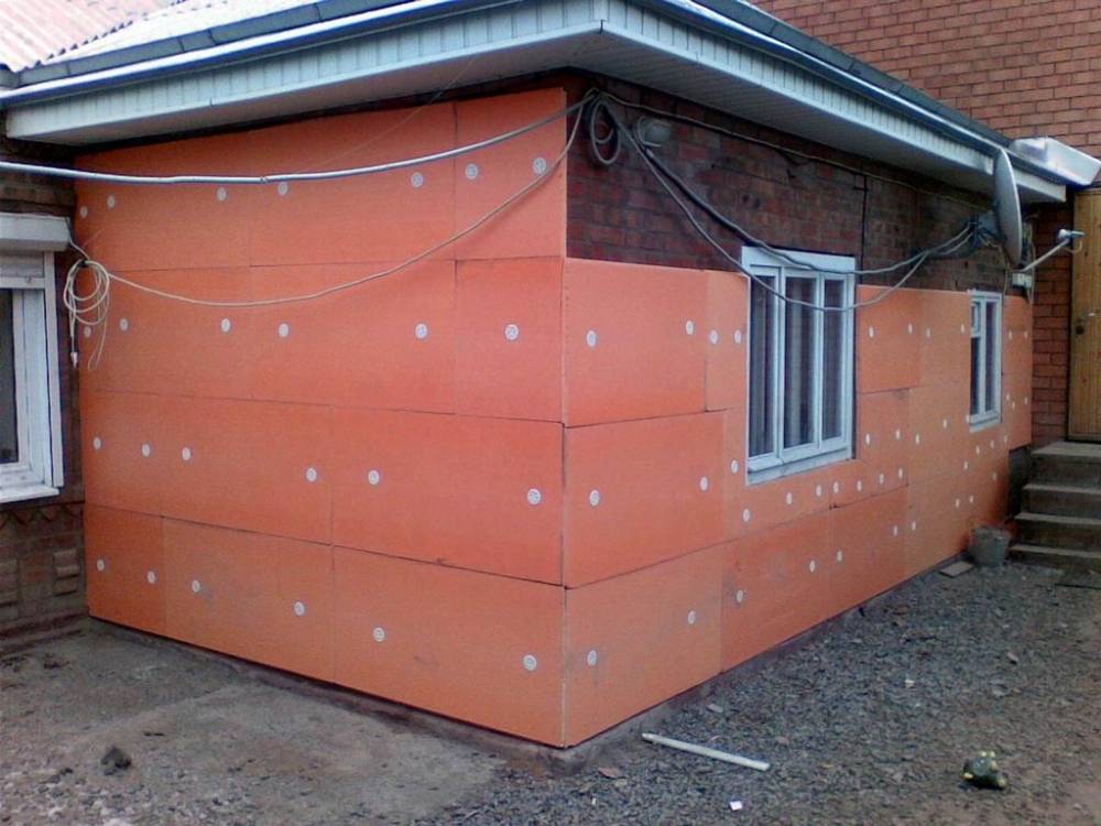 Как крепить пеноплекс к кирпичной стене: расчет материала для утепления дома из кирпича, как правильно утеплить, как приклеить утеплитель снаружи, закрепить изнутри?
