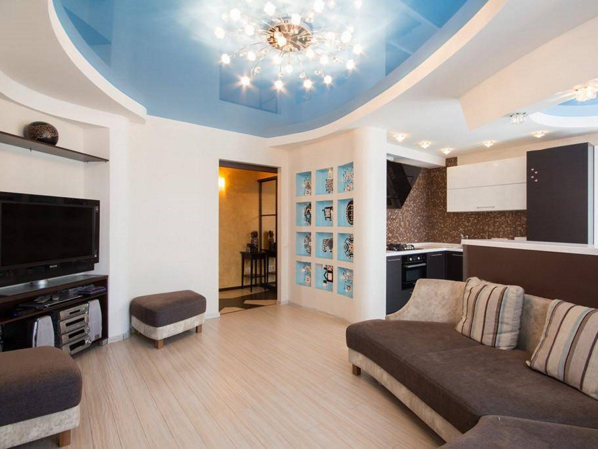 Натяжной потолок в интерьере гостиной: 50 фото красивых вариантов дизайна
