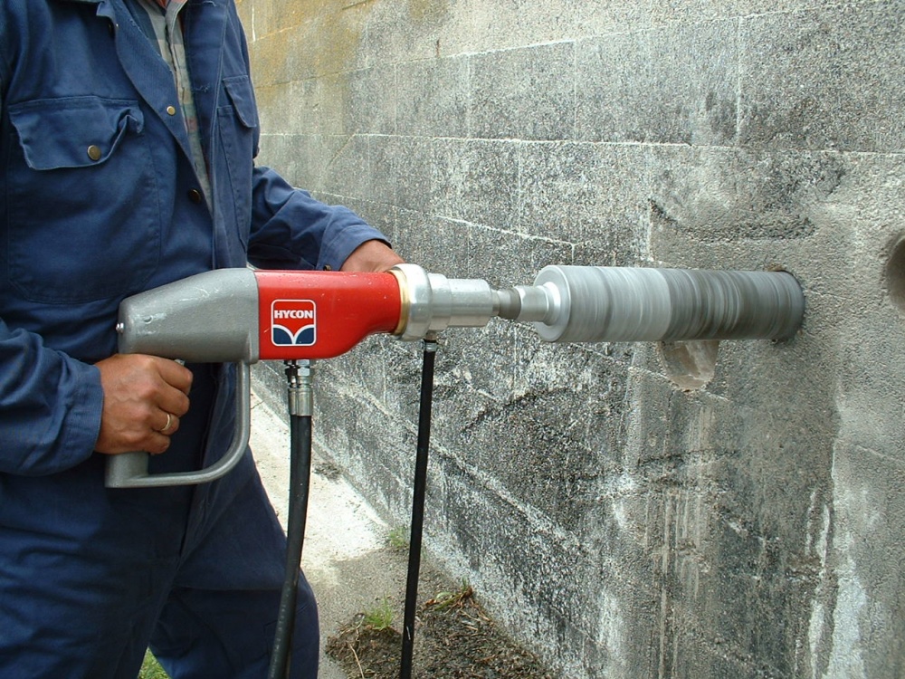 Как правильно сверлить бетонную стену