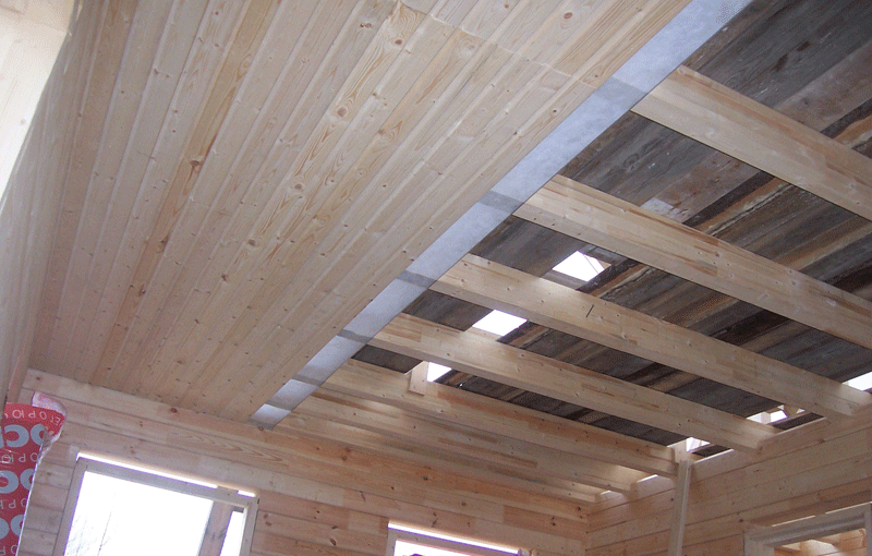Черновой потолок по деревянным балкам и подшивка в частном доме