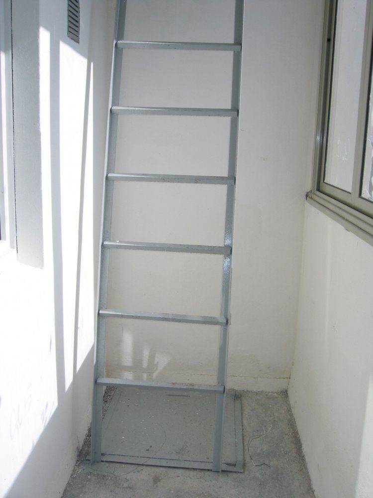 Правила установки и переоборудования лестницы на балконе