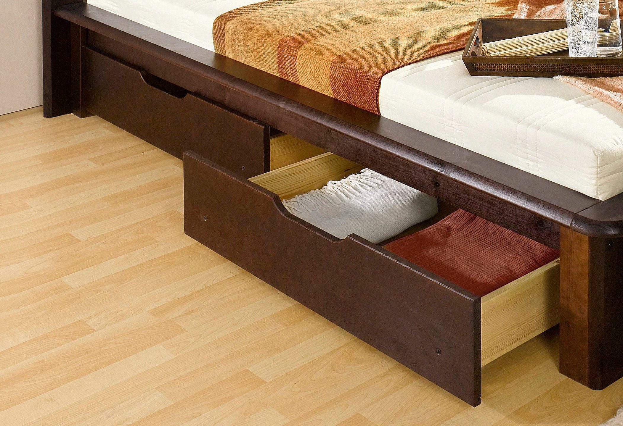 Как сделать кровать с выдвижными ящиками?
