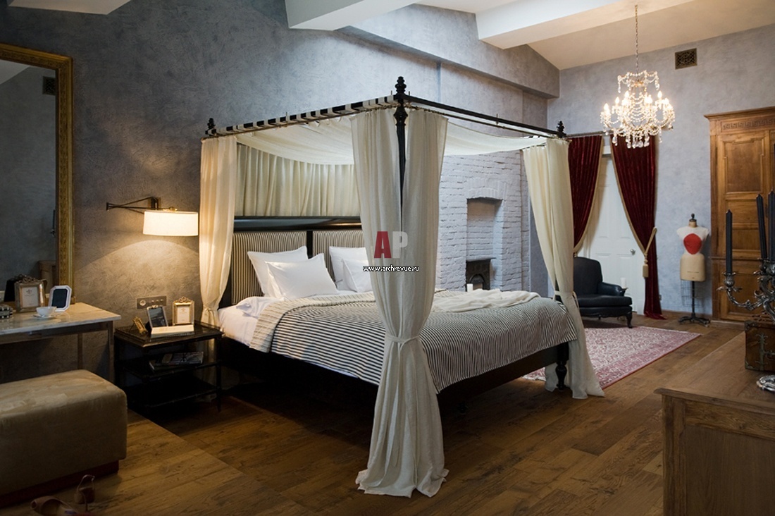 Интерьер спальни кровать с балдахином мансардный этаж