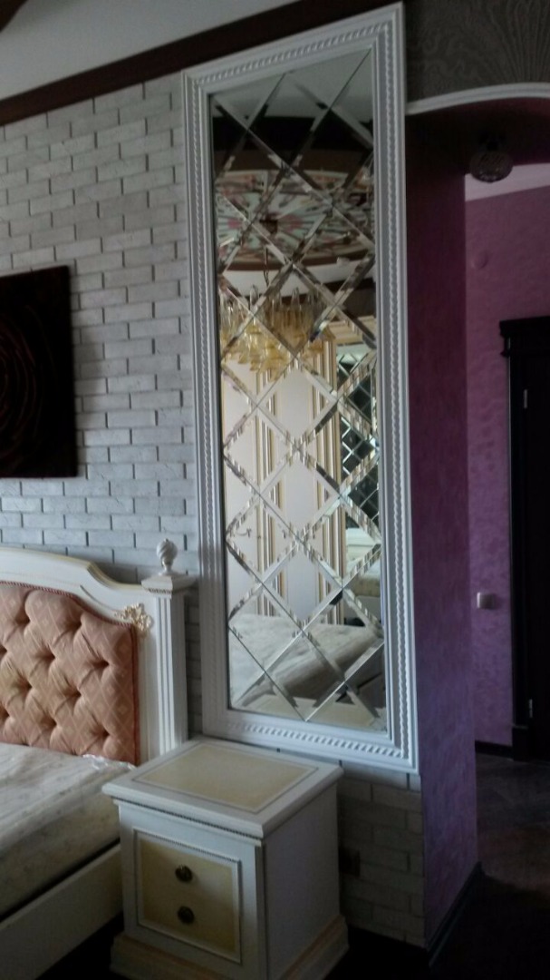 Зеркальное панно на стену: особенности размещения мозаики в интерьере