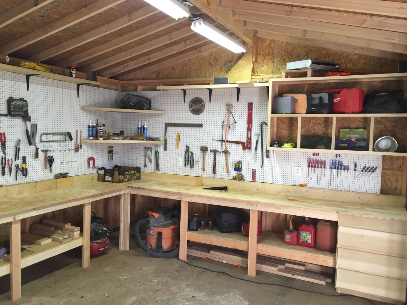 мебель из дерева в гараже
