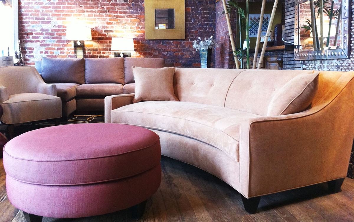 Полукруглый диван: в дизайне, типы, модели для кухни, механизмы, в спальне, плюсы, минусы