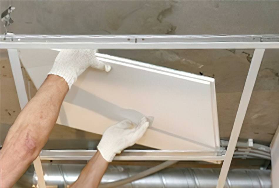 Как разобрать потолок из металлических панелей?