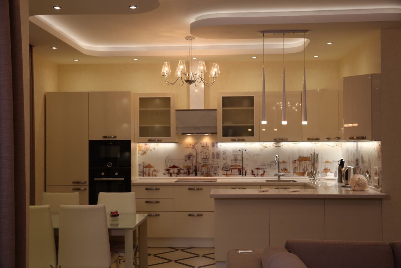 Освещение на кухне с натяжным потолком: точечные светильники, расположение в интерьере, споты для маленькой, потолочные варианты