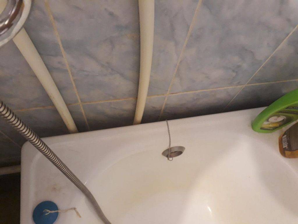 Как можно заделать стык между стеной и ванной