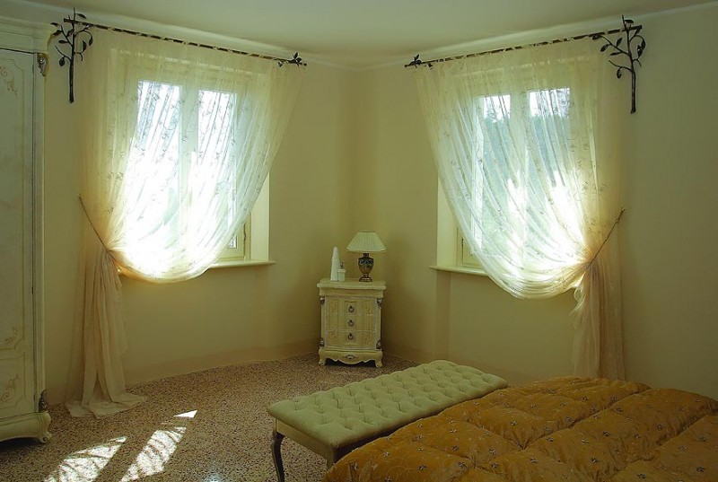 Маленькие шторы: 112 фото способов визуально увеличить маленькое окно