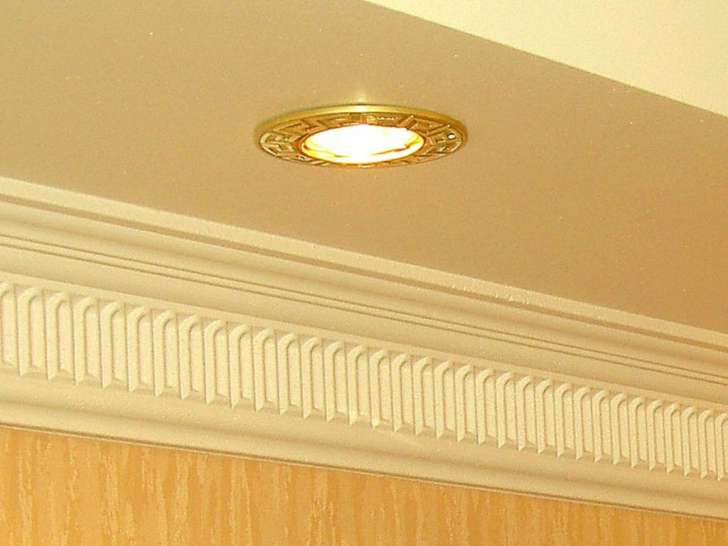 Плинтус потолочный для натяжного потолка