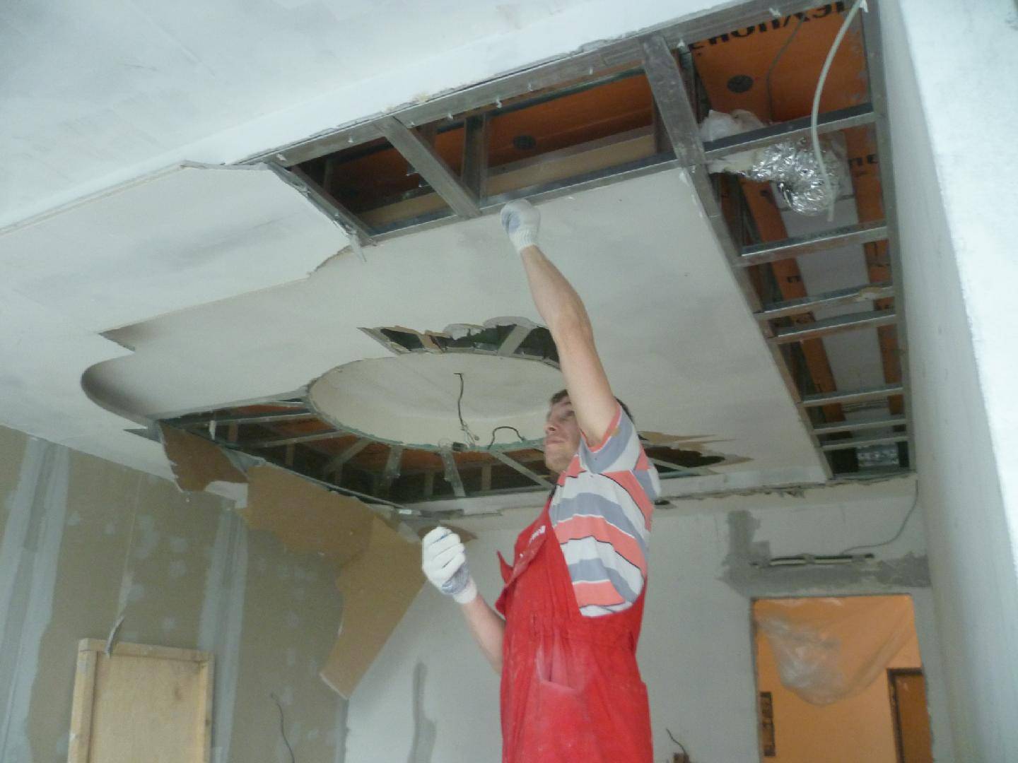 Демонтаж потолка из гипсокартона, подвесного, армстронг, потолочной плитки