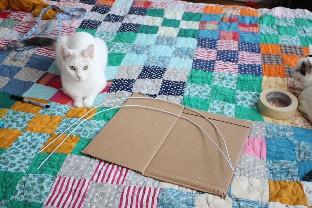 Домик для кота из коробки и футболки – 2 способа самостоятельного изготовления