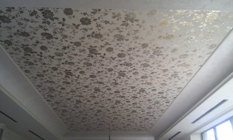 Поклейка флизелиновых обоев на потолок под покраску, стеклохолст и отделка плинтусом