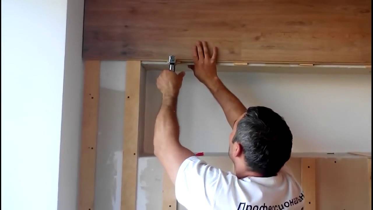 Ламинат на потолок: укладка, как крепить и монтаж на стены своими руками