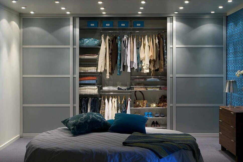 Дизайн спальни с гардеробной комнатой: выбираем вид гардеробного шкафа