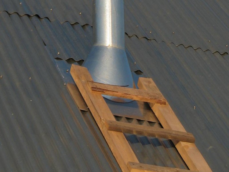 Гидроизоляция трубы на крыше из профнастила