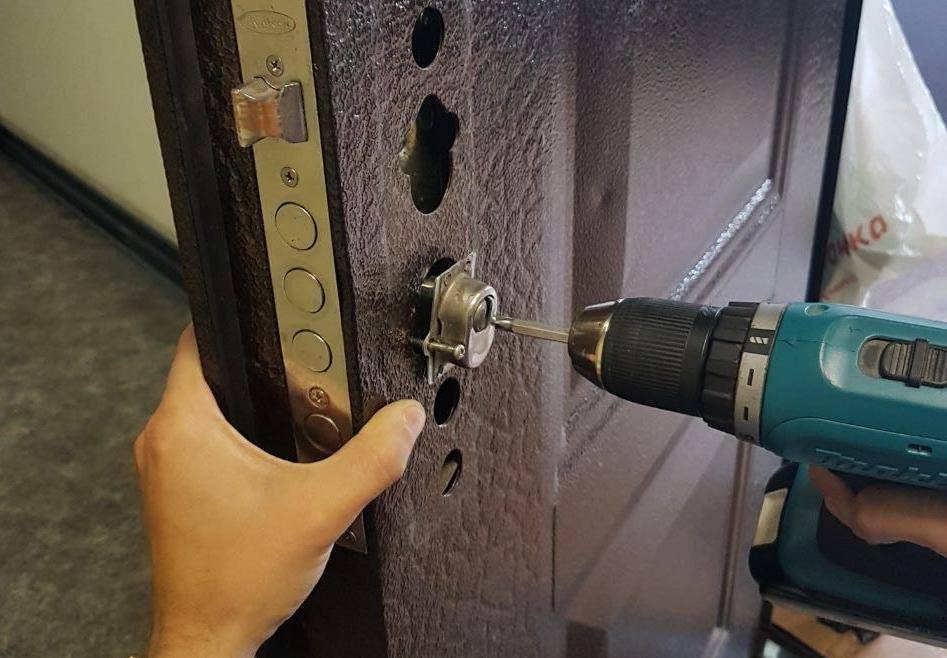 Без перекоса: как выровнять металлическую дверь на входе | stroimass.com