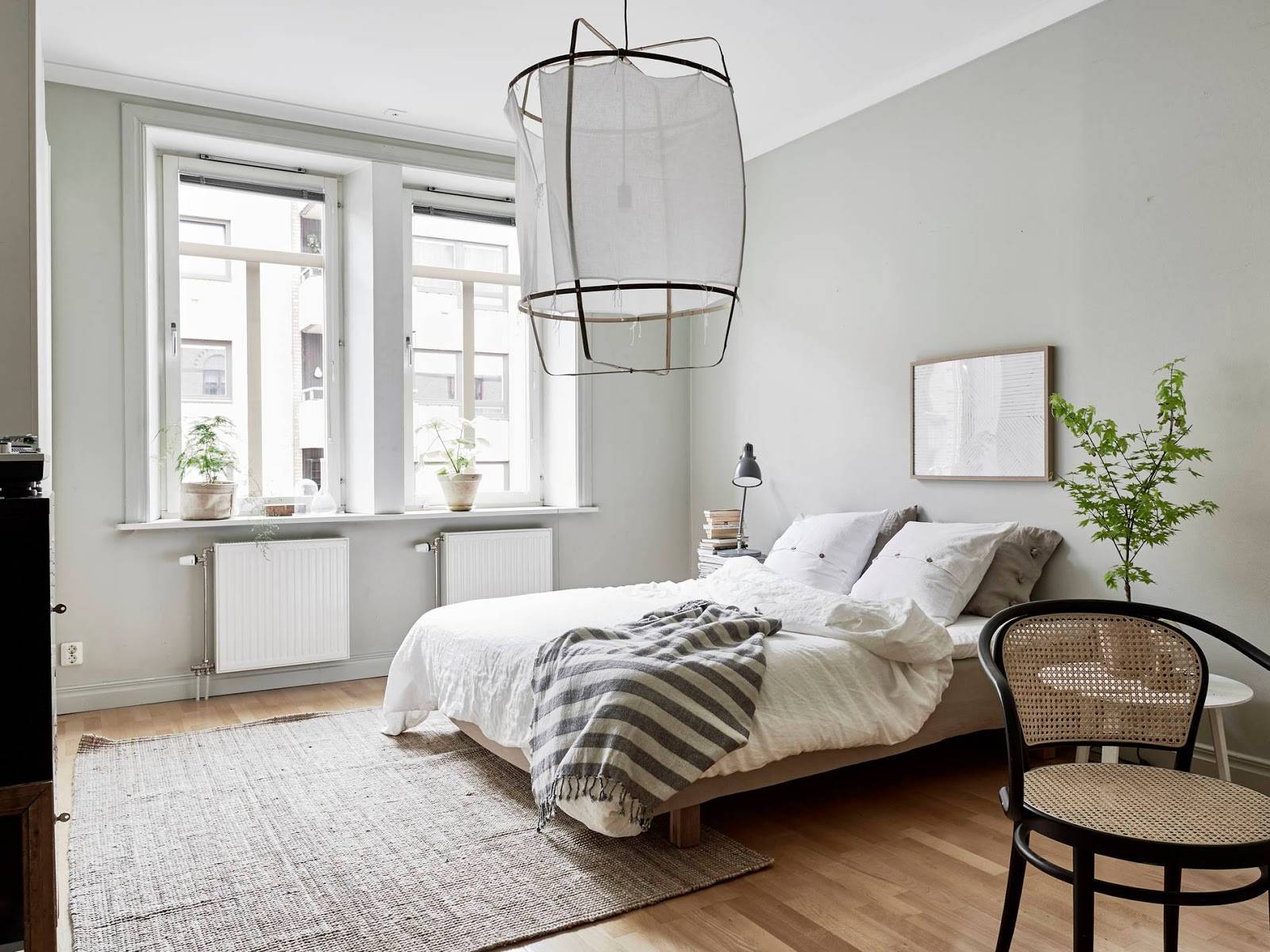 Интерьер спальни в скандинавском стиле: с обоями, с рейками, с темной мебелью, с белой мебелью, с кирпичной стеной, с яркими акцентами, идеи дизайна, реальные фото
