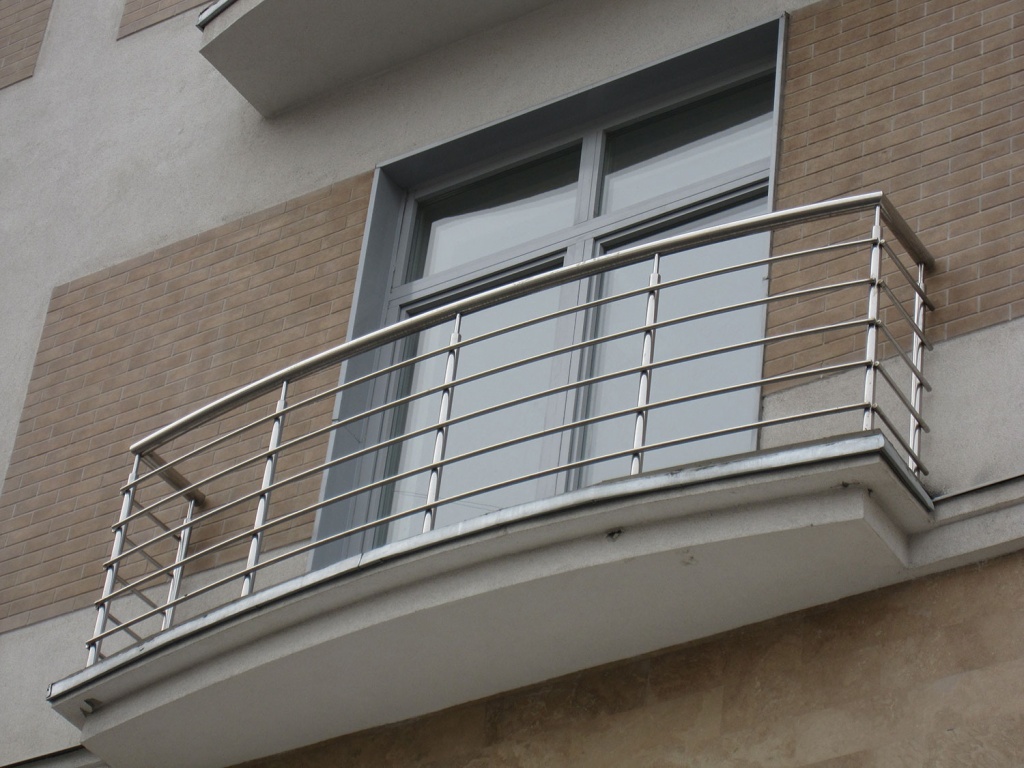 Ограждение балкона из металла, дерева и стекла — какое лучше выбрать, требования гост