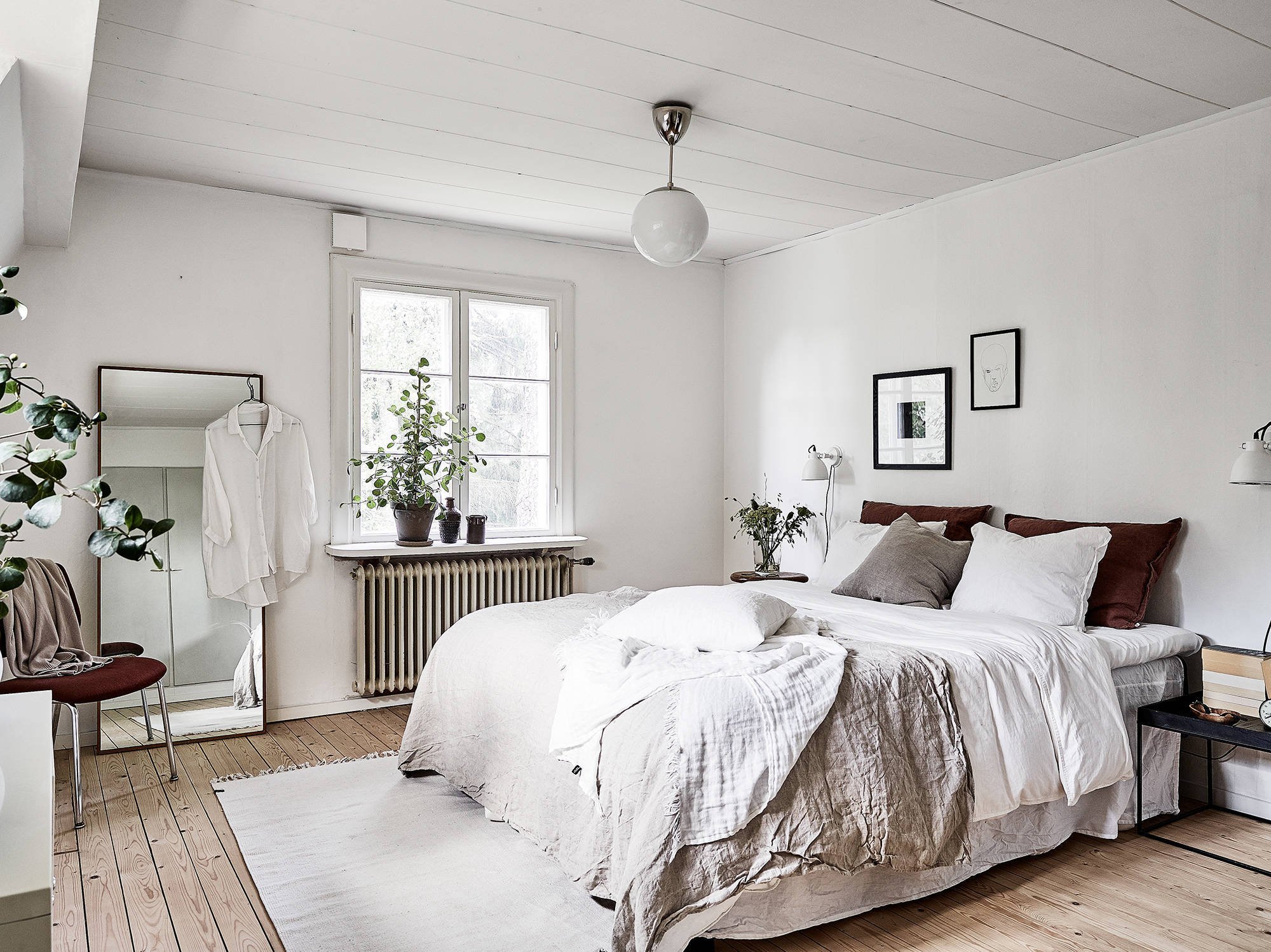 Необычная спальня в скандинавском стиле: скромное, но привлекательное решение