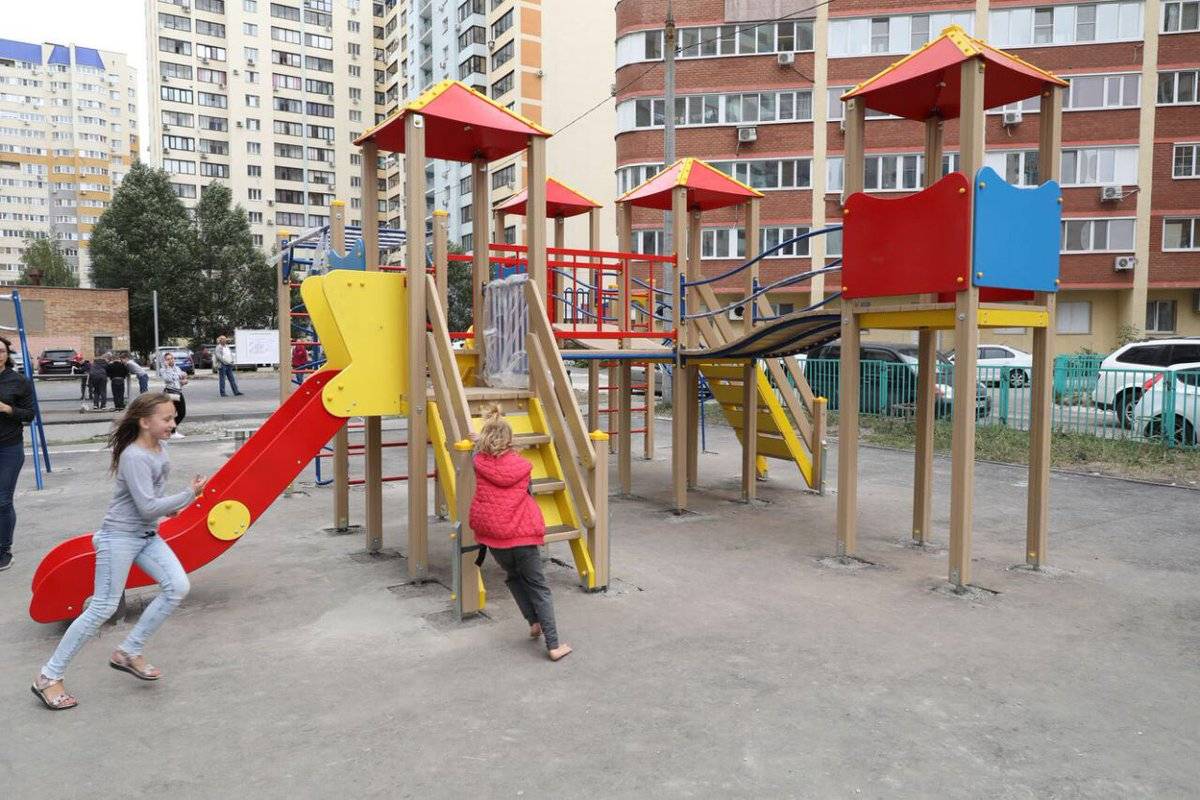Установка детских площадок во дворах