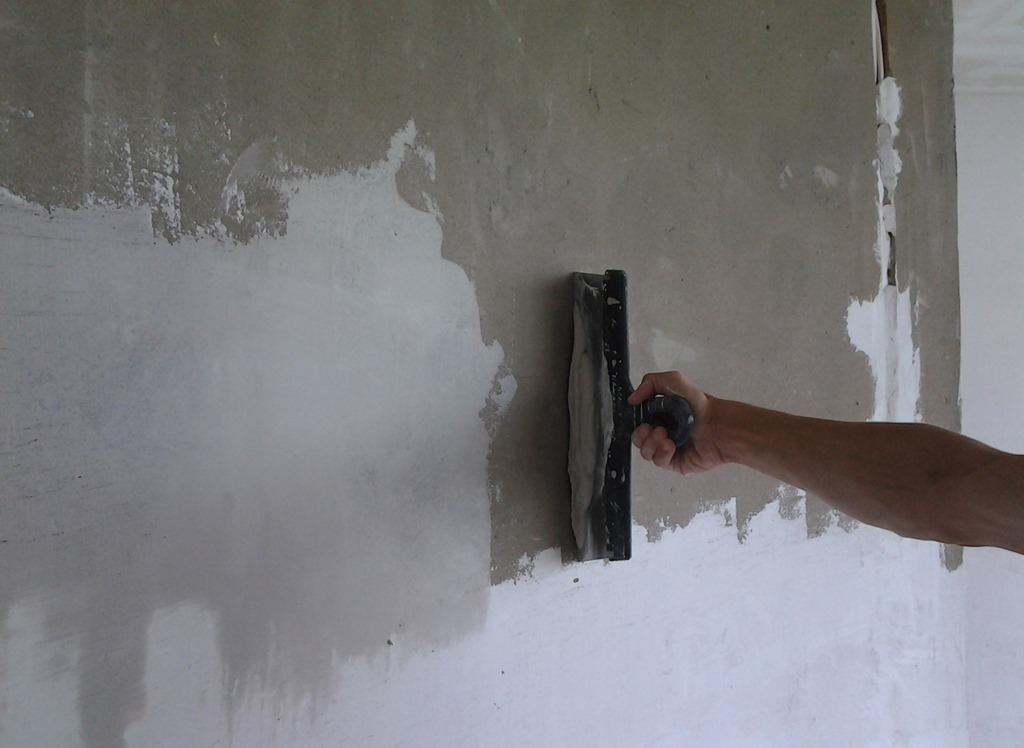 Каким образом наносится жидкая шпаклевка на стены: валиком, кистью или иным способом