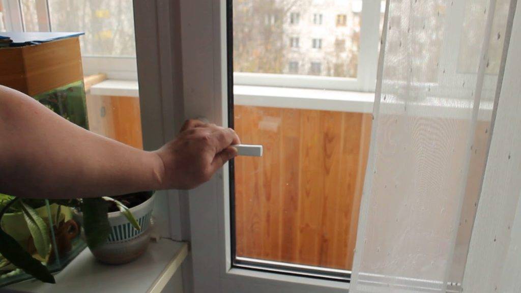 Не закрывается пластиковая балконная дверь: как устранить неполадки