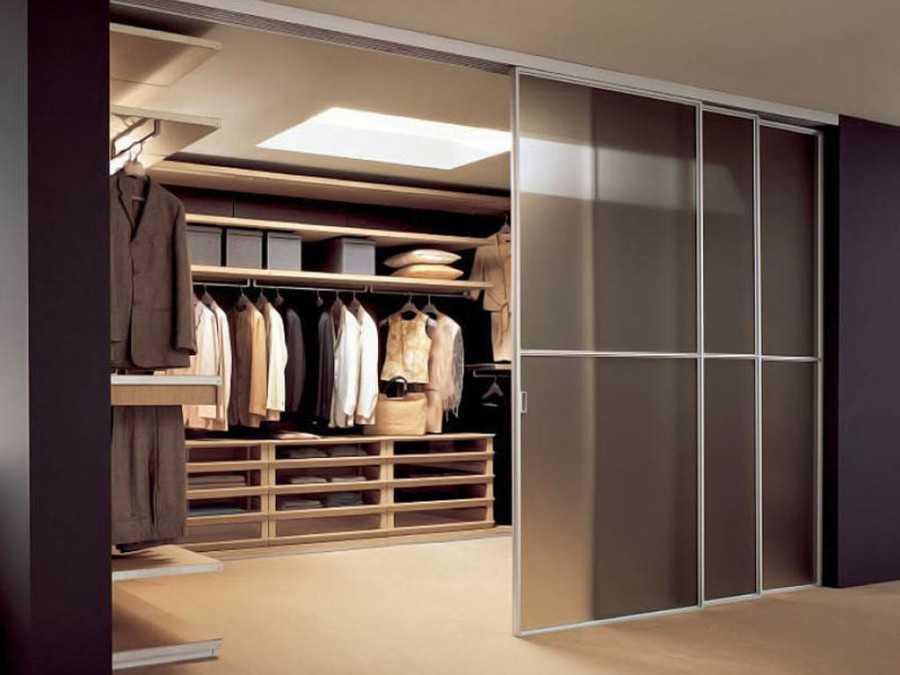 Разновидности раздвижных дверей для гардеробной, особенности сборки