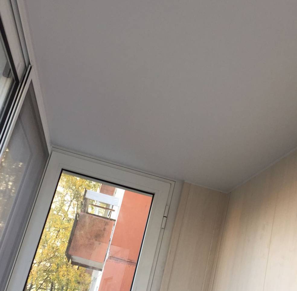 Натяжной потолок на балконе: плюсы и минусы применения