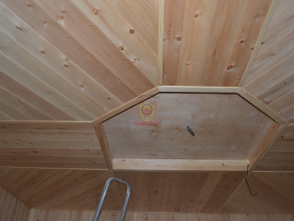 Как обшить потолок вагонкой на даче и чем его покрасить?