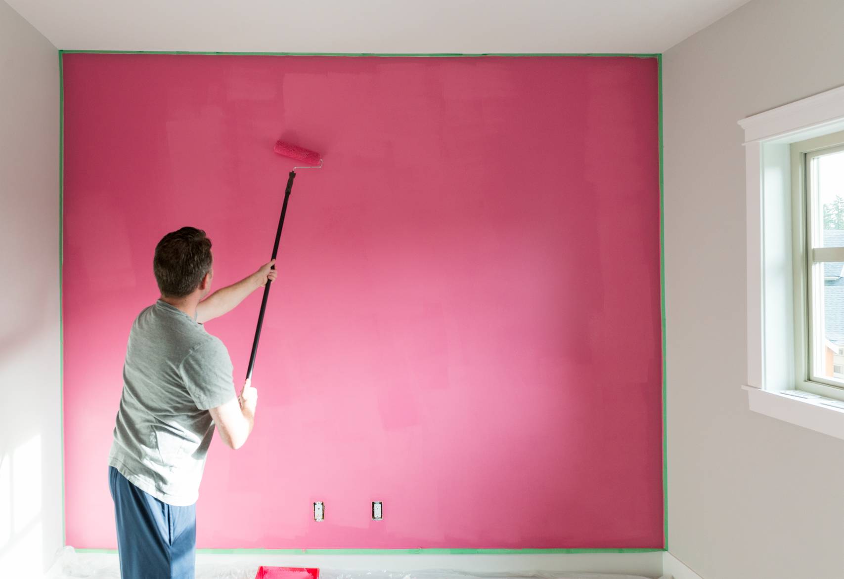 Что лучше: красить стены или поклеить обои, плюсы и минусы двух методов преображения помещения