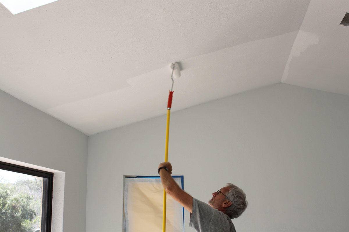 Покраска стен водоэмульсионной краской: тонкости подготовки, правила работы валиком и краскопультом.