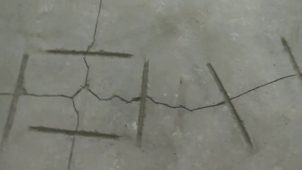Трещины в бетонном полу. Расшивка трещин в бетоне технология. Усадочные трещины в бетонных полах. Усадочные трещины в плите перекрытия. Усадочные трещины в монолитной плите перекрытия.
