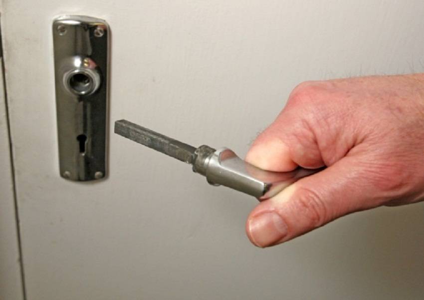 Как починить дверную ручку своими силами в зависимости от вида замка