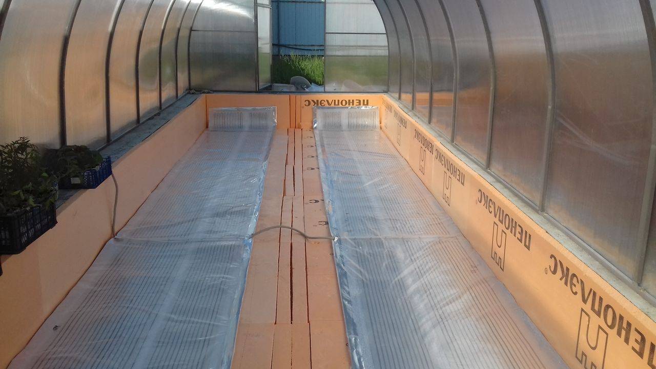 Теплица своими руками с теплыми полами
