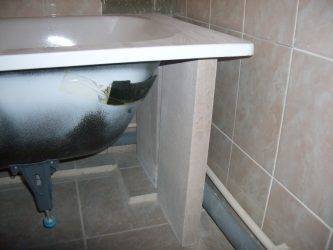 Как закрепить ванну на ножках, если она стоит на кафельном полу: подробная информация