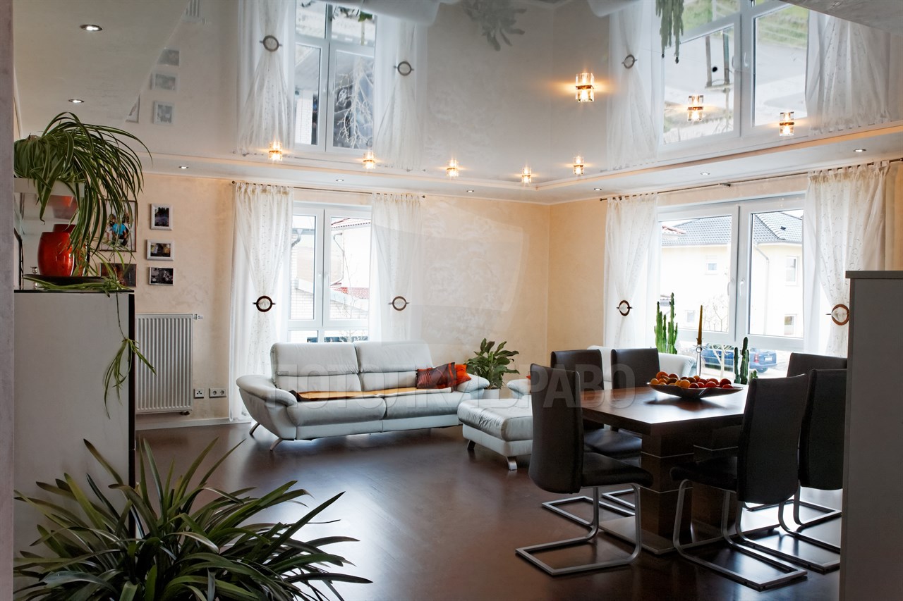 Глянцевый натяжной потолок фото белый в зале фото в квартире. белый глянцевый натяжной потолок (33 фото) потолочные конструкции с лампочками в интерьере
