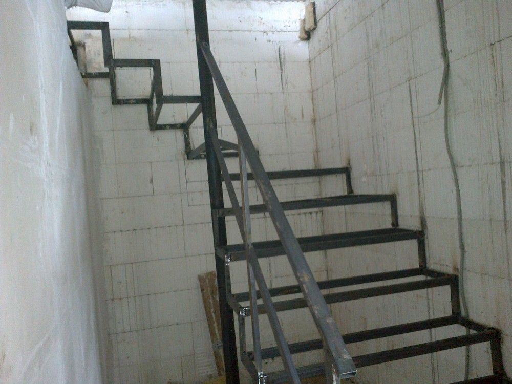 Наружная металлическая лестница своими руками на второй этаж дома