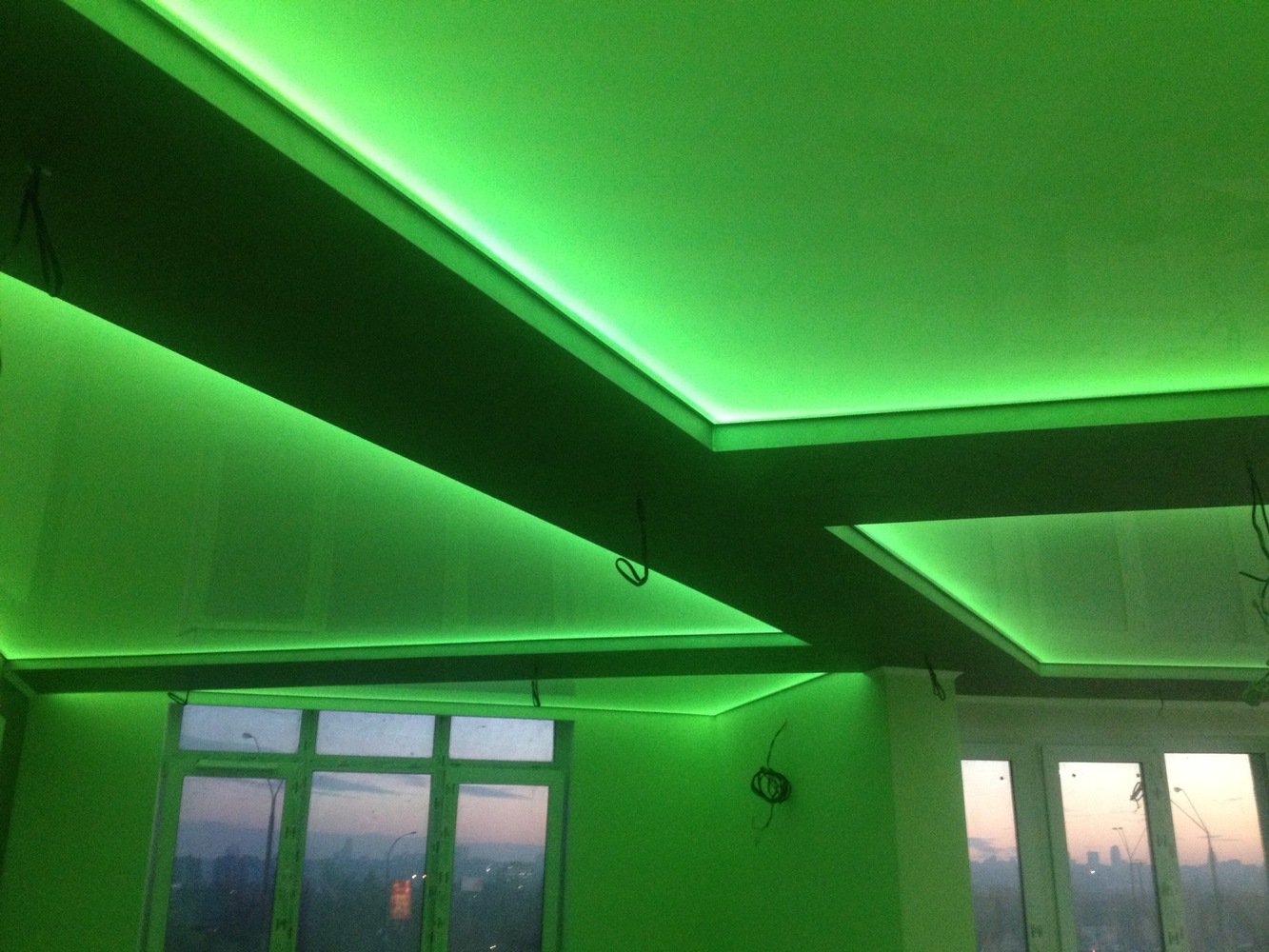 Зеленый натяжной потолок - в каком интерьере будет смотреться