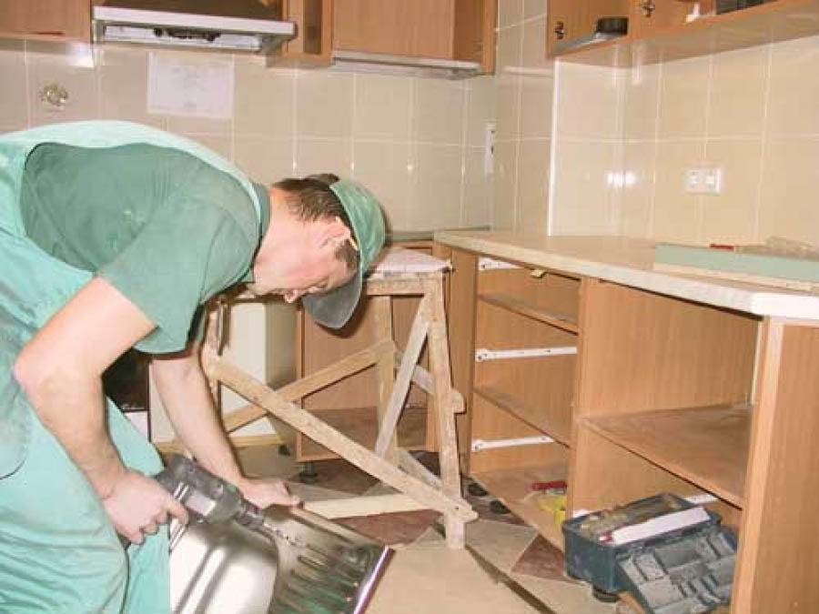 Реставрация кухонного гарнитура: как обновить своими руками, его переделка и чем можно обклеить
