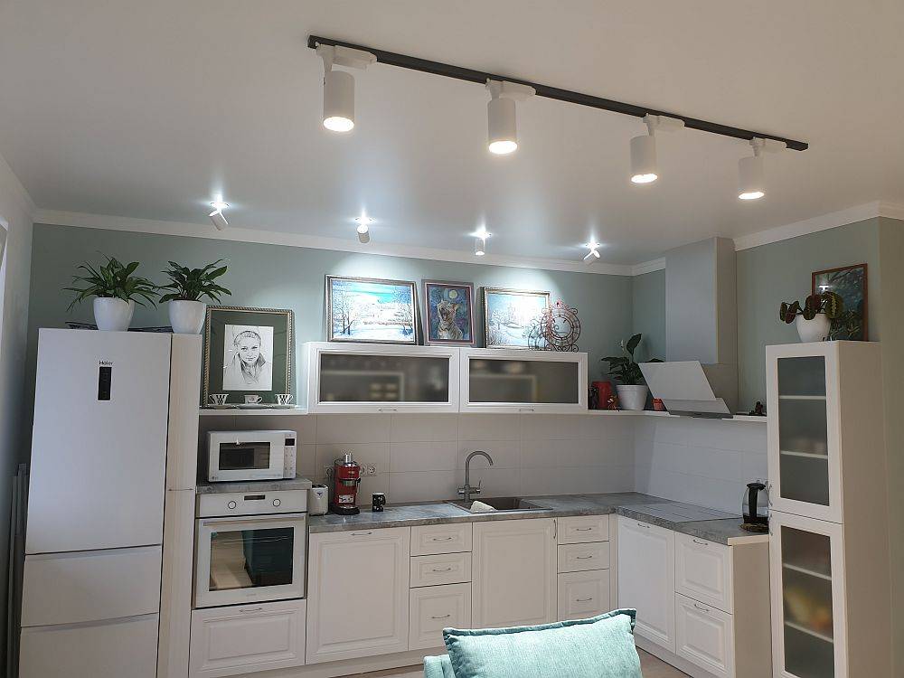 Современное освещение на кухне: с натяжным потолком, на кухне-гостиной, без натяжного потолка, над столом, для маленькой кухни