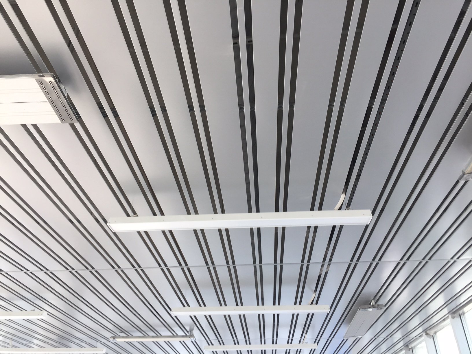 Подвесной металлический потолок — фото и монтаж панелей