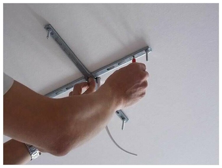 Как правильно повесить люстру на потолок своими руками, установка на натяжной, бетонный и гипсокартонный потолок, как подключить светильник