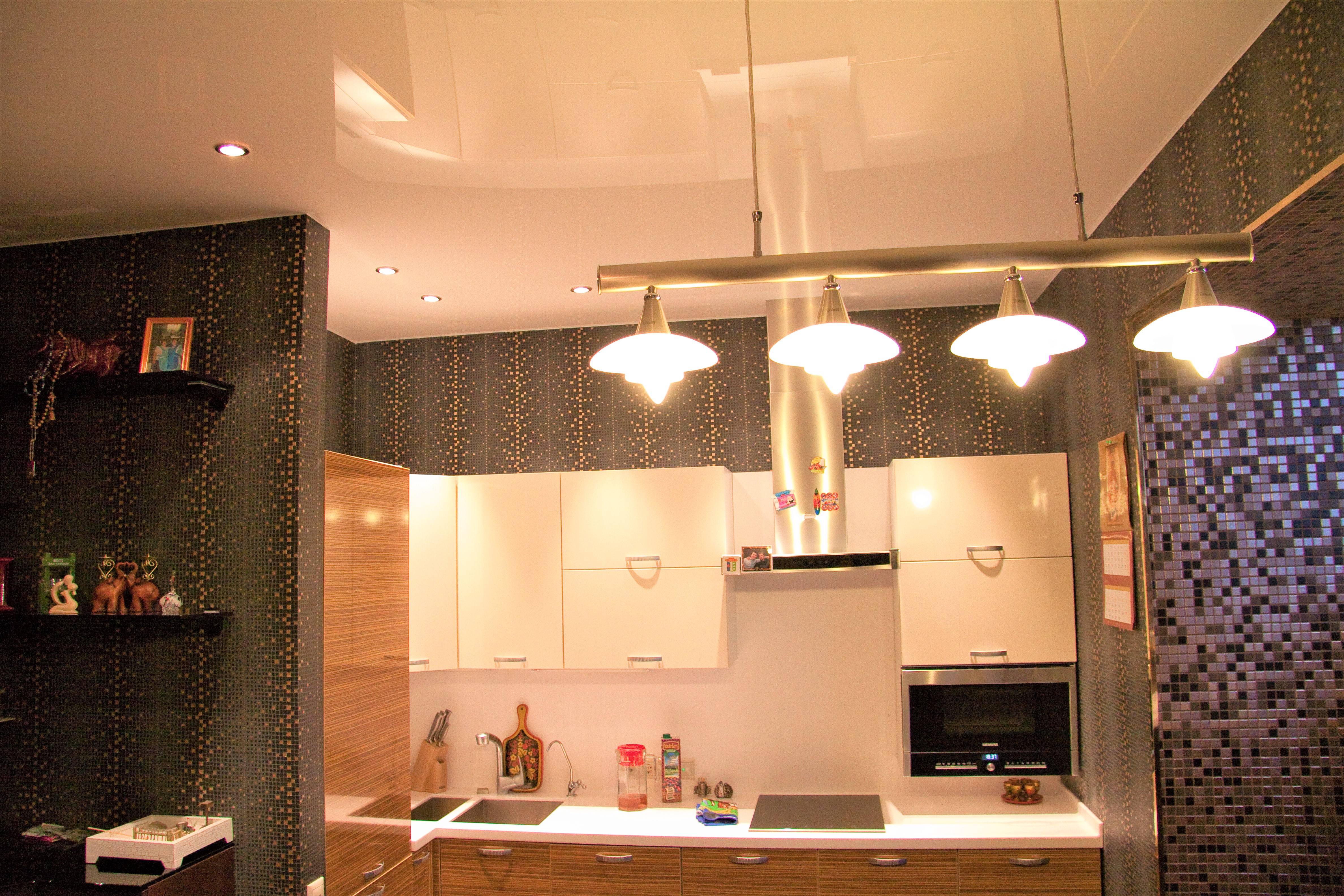 Освещение на кухне с натяжным потолком: фото вариантов расположения светильников
