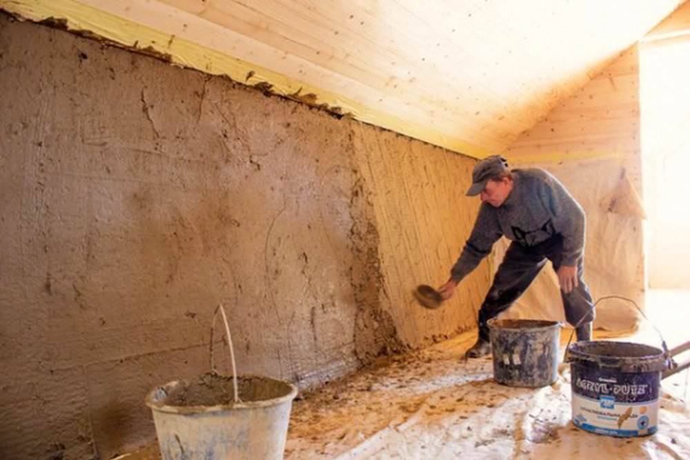 Штукатурка деревянных стен внутри дома: процесс работ