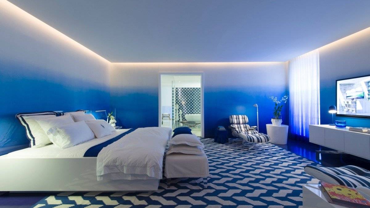 Голубой натяжной потолок: 30 фото примеров в интерьере зала, детской, спальни