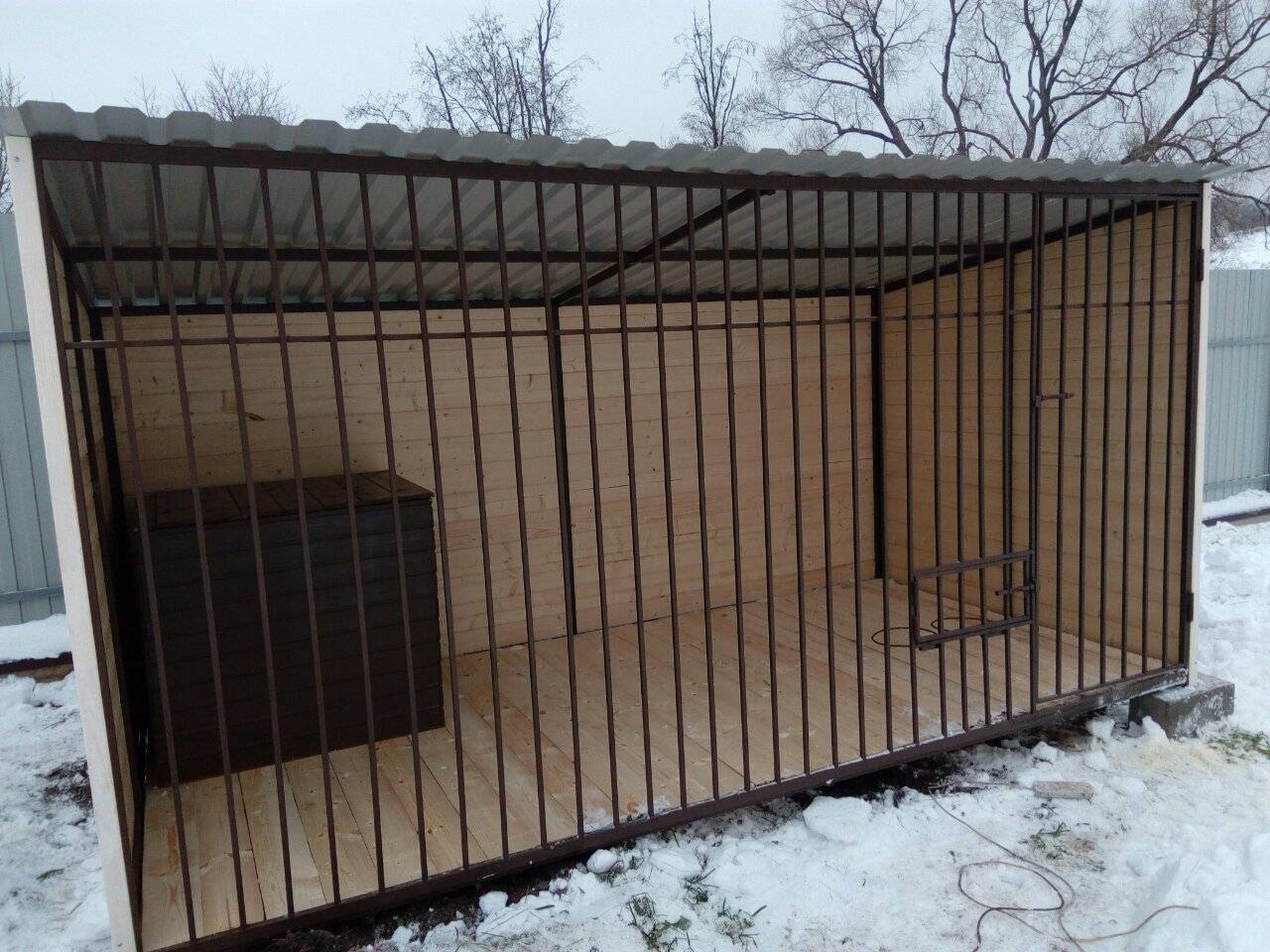 Содержание немецкой овчарки на улице в вольере и будки - виды вольеров, фото